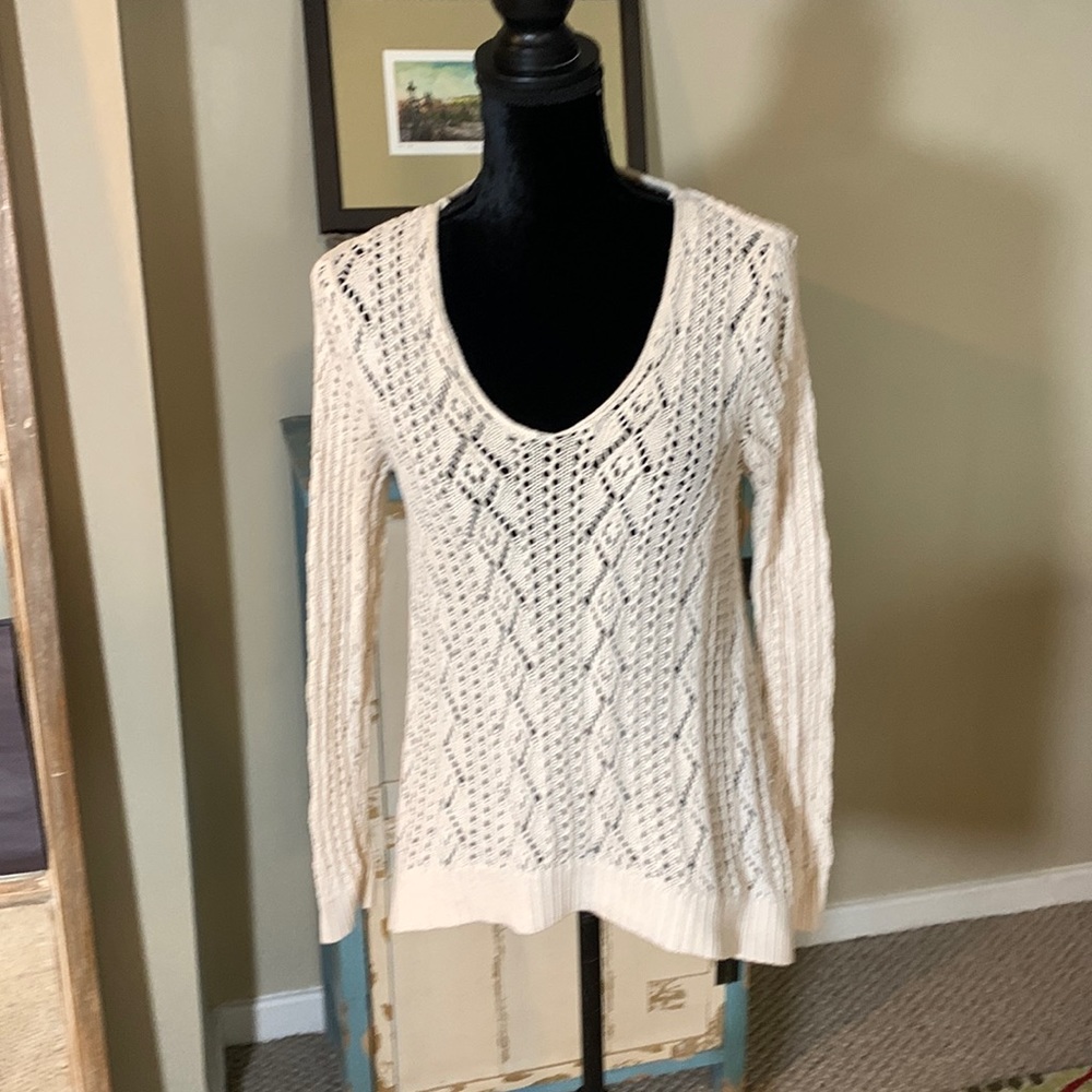 Hi/Lo Cream Knit V Neck Sweater. Size Large